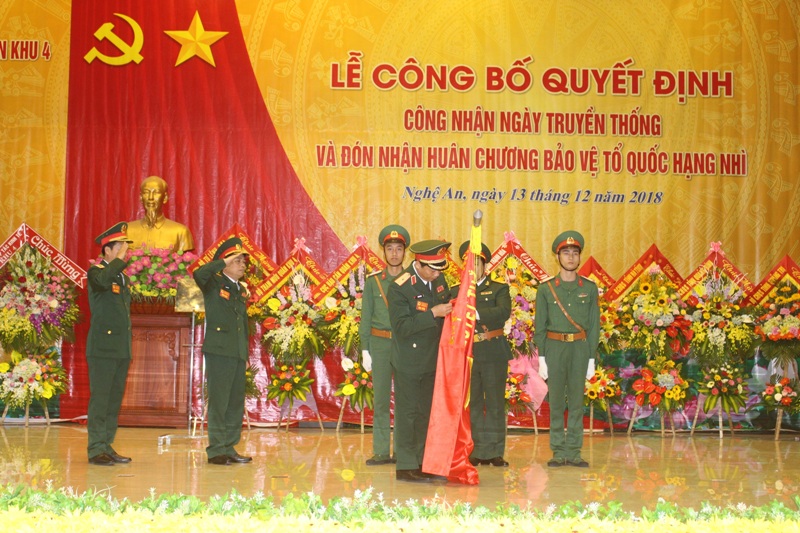 Cục Chính trị Quân khu 4 đón nhận Huân chương Bảo vệ Tổ quốc hạng Nhì ​
