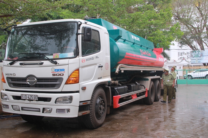 Tạm giữ xe bồn chở 20 000 lít xăng không rõ nguồn gốc
