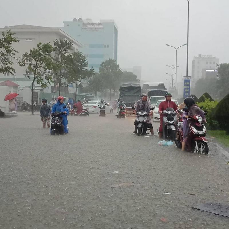 Đà Nẵng ngập sâu do mưa lớn