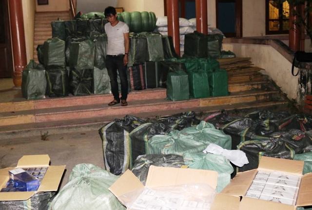 Bắt giữ vụ vận chuyển hơn 41 000 gói thuốc lá nhập lậu