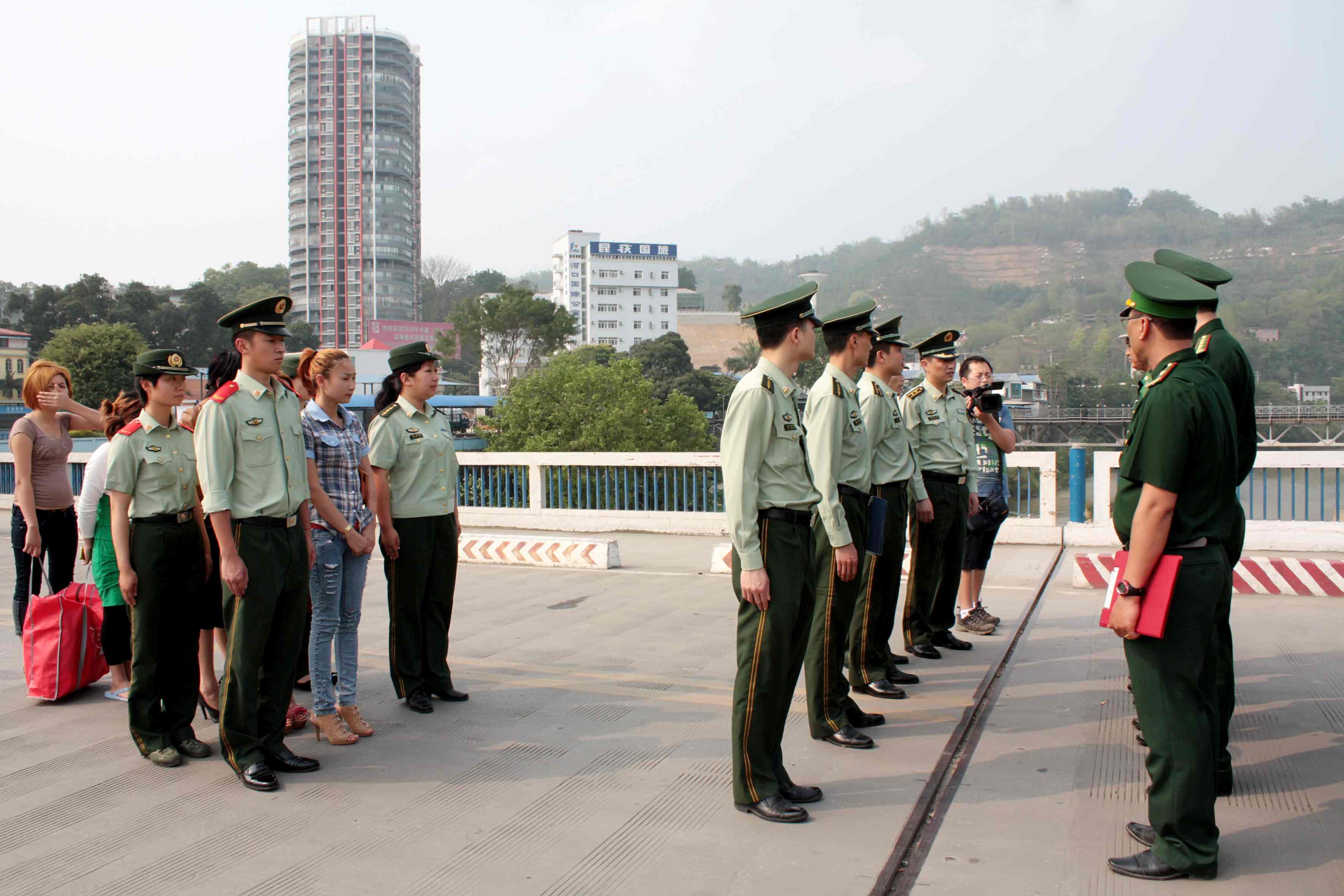 Ngăn chặn, đẩy lùi tội phạm mua bán người