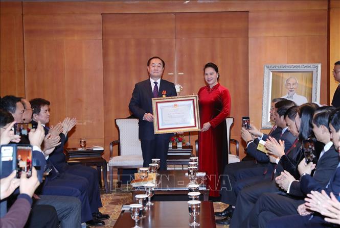 Chủ tịch Quốc hội Nguyễn Thị Kim Ngân trao Huân chương Hữu nghị tặng Giáo sư Ahn Kyong Hwan