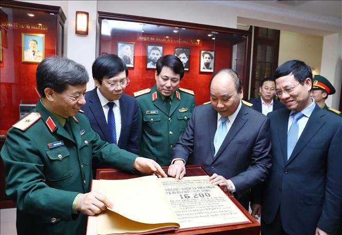 Thủ tướng Nguyễn Xuân Phúc thăm và làm việc với Báo Quân đội nhân dân