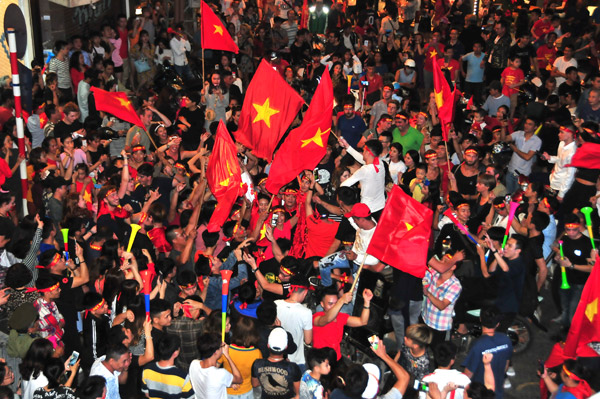 Người hâm mộ tưng bừng mừng đội tuyển Việt Nam vào chung kết AFF Cup