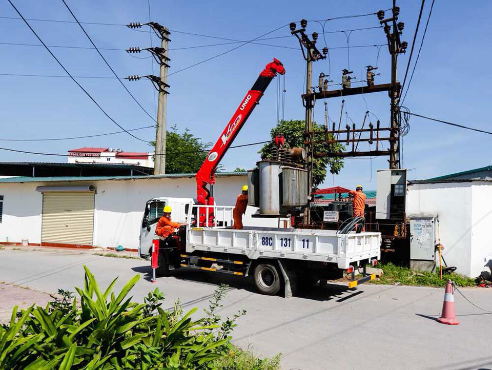 Vui buồn thợ điện mùa nắng nóng