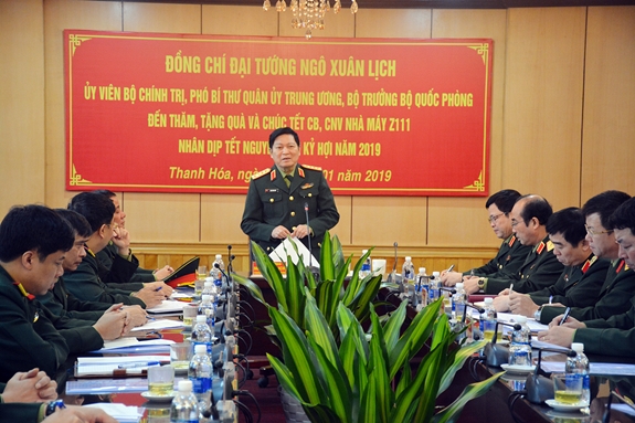Đại tướng Ngô Xuân Lịch thăm, chúc Tết cán bộ, công nhân viên Nhà máy Z111