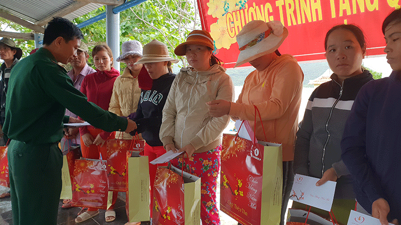Khánh Hoà Trao 210 suất quà Tết cho đồng bào nghèo xã đảo Vạn Thạnh