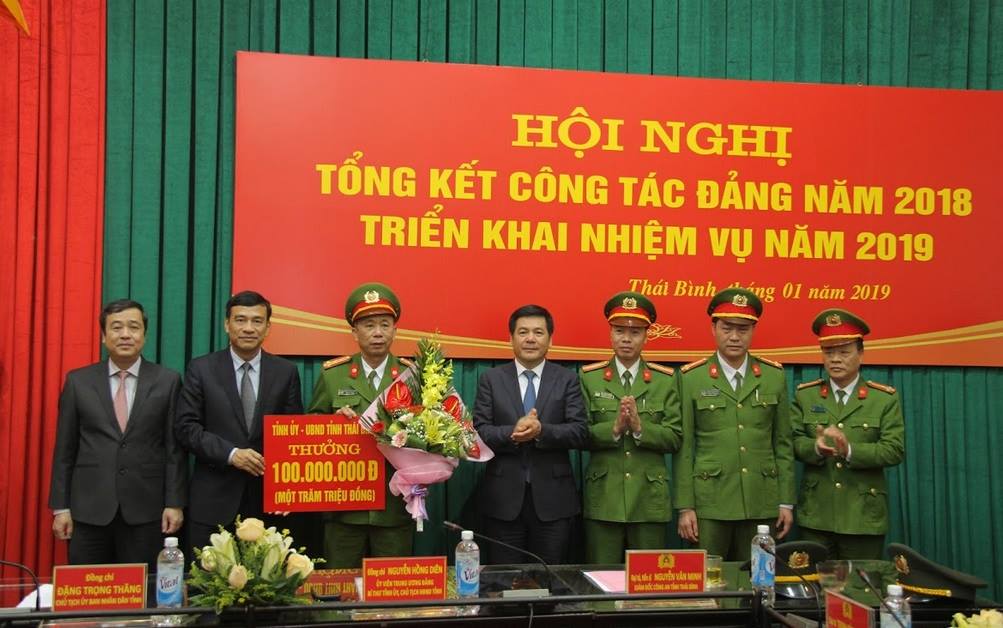 Thái Bình Khen thưởng lực lượng công an bắt giữ nghi phạm cướp ngân hàng