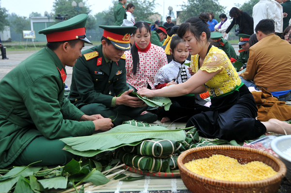 Ấm tình Gói bánh chưng xanh cùng người nghèo ăn Tết