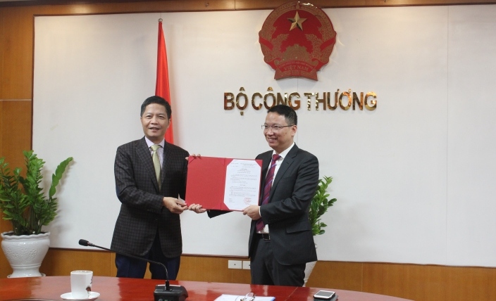 Trao Quyết định bổ nhiệm chức vụ Cục trưởng Cục Phòng vệ thương mại
