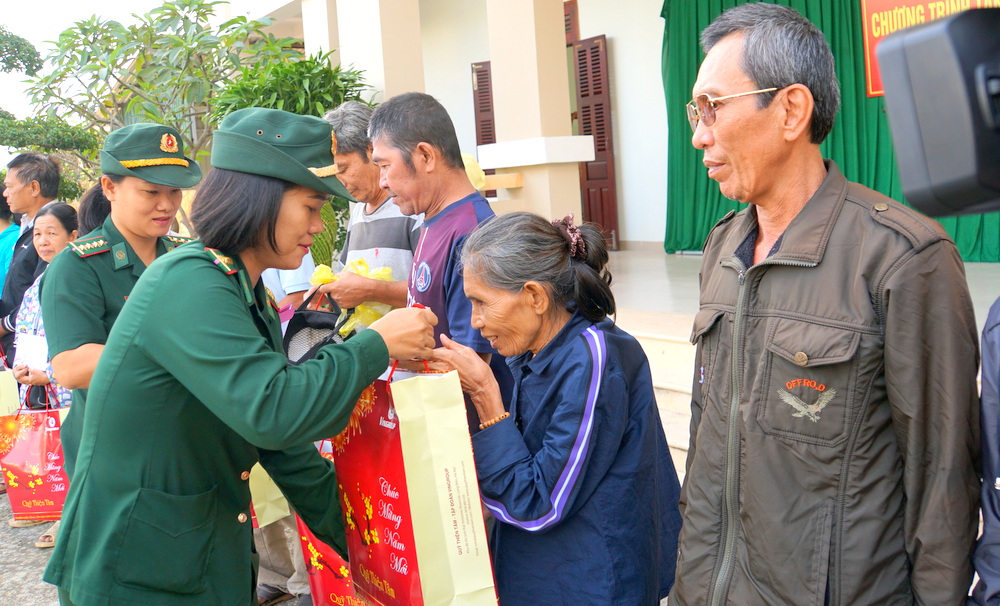 Ấm tình quân dân những ngày cuối năm