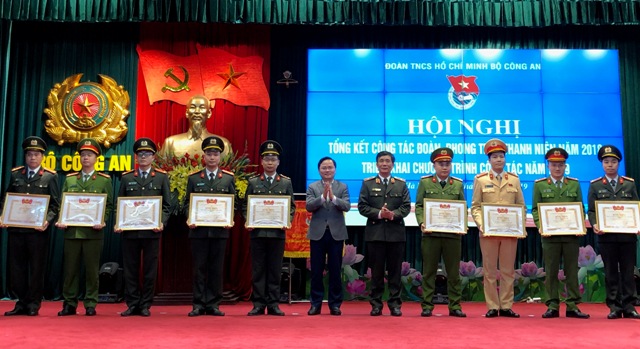 Thanh niên Công an tình nguyện vì nhân dân phục vụ