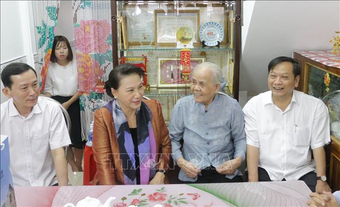 Chủ tịch Quốc hội Nguyễn Thị Kim Ngân tặng quà Tết các gia đình chính sách tại Cần Thơ