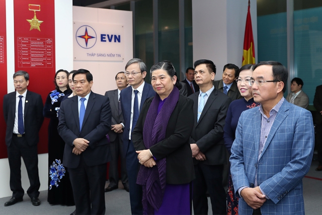 Phó Chủ tịch Thường trực Quốc hội Tòng Thị Phóng thăm Nhà truyền thống ngành Điện