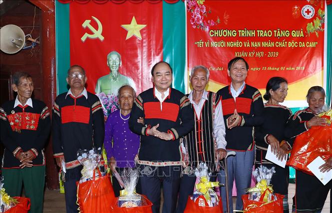 Thủ tướng chúc Tết gia đình chính sách, hộ nghèo đồng bào dân tộc thiểu số