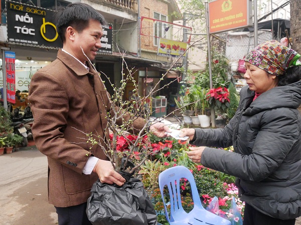 Rực rỡ hoa Tết phố Hoàng Hoa Thám