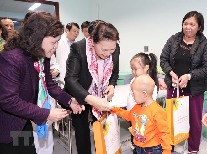 Chủ tịch Quốc hội trao quà Tết tặng bệnh nhi ung thư