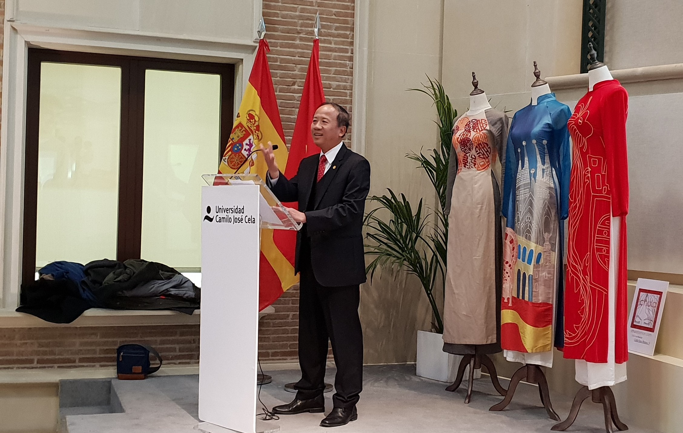 Khai mạc Triển lãm ảnh “Góc nhìn về Việt Nam” tại Tây Ban Nha