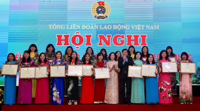 Biểu dương 90 cán bộ nữ công công đoàn tiêu biểu