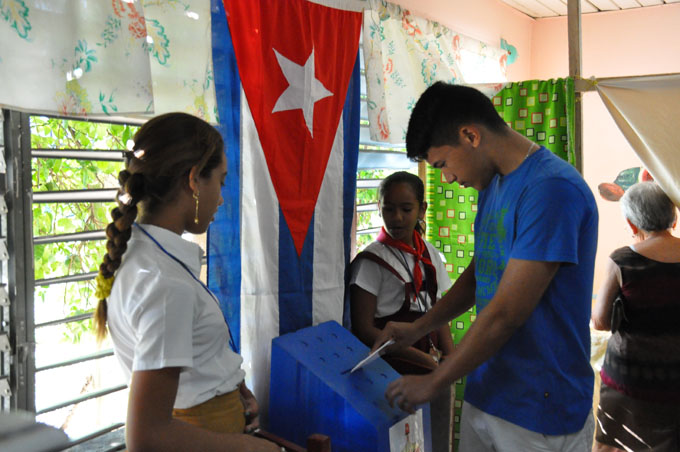 Cử tri Cuba bỏ phiếu thông qua Hiến pháp mới