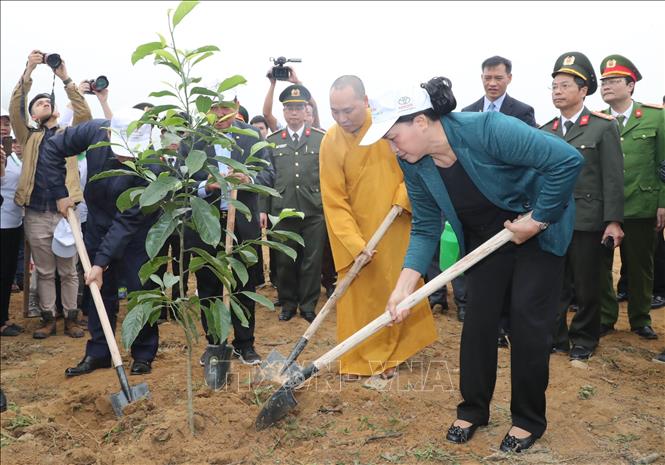 Chủ tịch Quốc hội trồng cây lưu niệm tại Khu Di tích Chủ tịch Hồ Chí Minh tại Phủ Chủ tịch