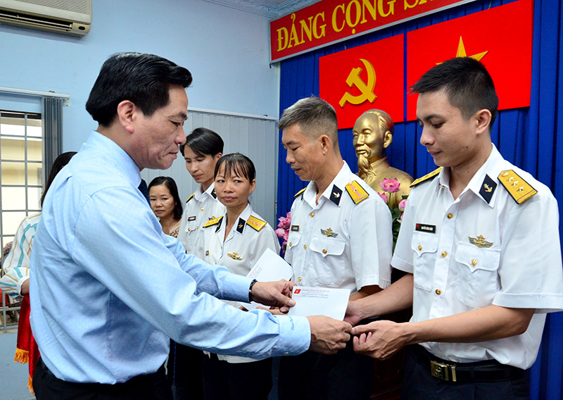 Trao sổ tiết kiệm tình nghĩa Chương trình “Xuân Trường Sa” 2019