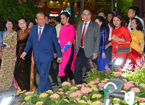 TP Hồ Chí Minh Khai mạc Đường hoa Nguyễn Huệ