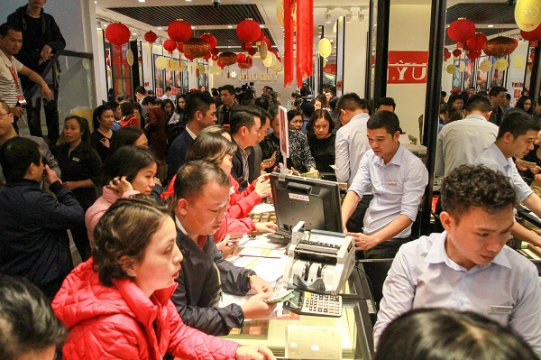Người dân Hà Nội đổ xô đi mua vàng ngày vía Thần tài