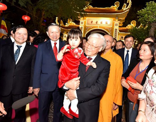 Tổng Bí thư, Chủ tịch nước chúc Tết cán bộ, chiến sĩ và nhân dân Thủ đô trước thời khắc Giao thừa