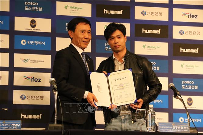 Công Phượng ra mắt cổ động viên Incheon United