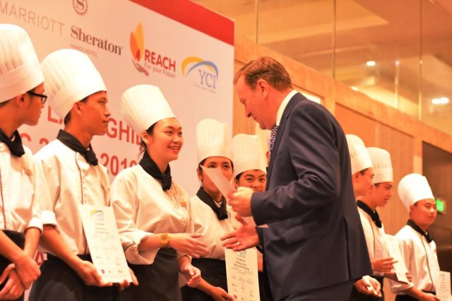 Trao chứng nhận đào tạo nghề cho 33 thanh niên có hoàn cảnh khó khăn tại Việt Nam