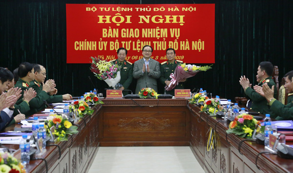 Bàn giao nhiệm vụ Chính ủy Bộ Tư lệnh Thủ đô Hà Nội
