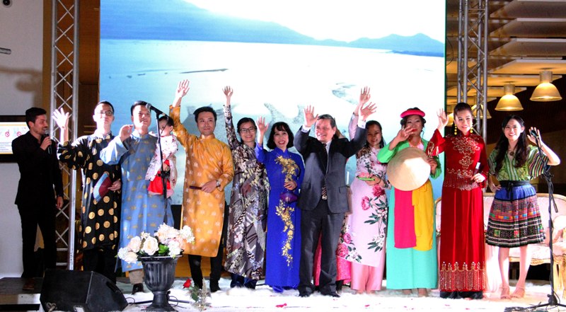 Trình diễn trang phục truyền thống Việt Nam tại Algeria
