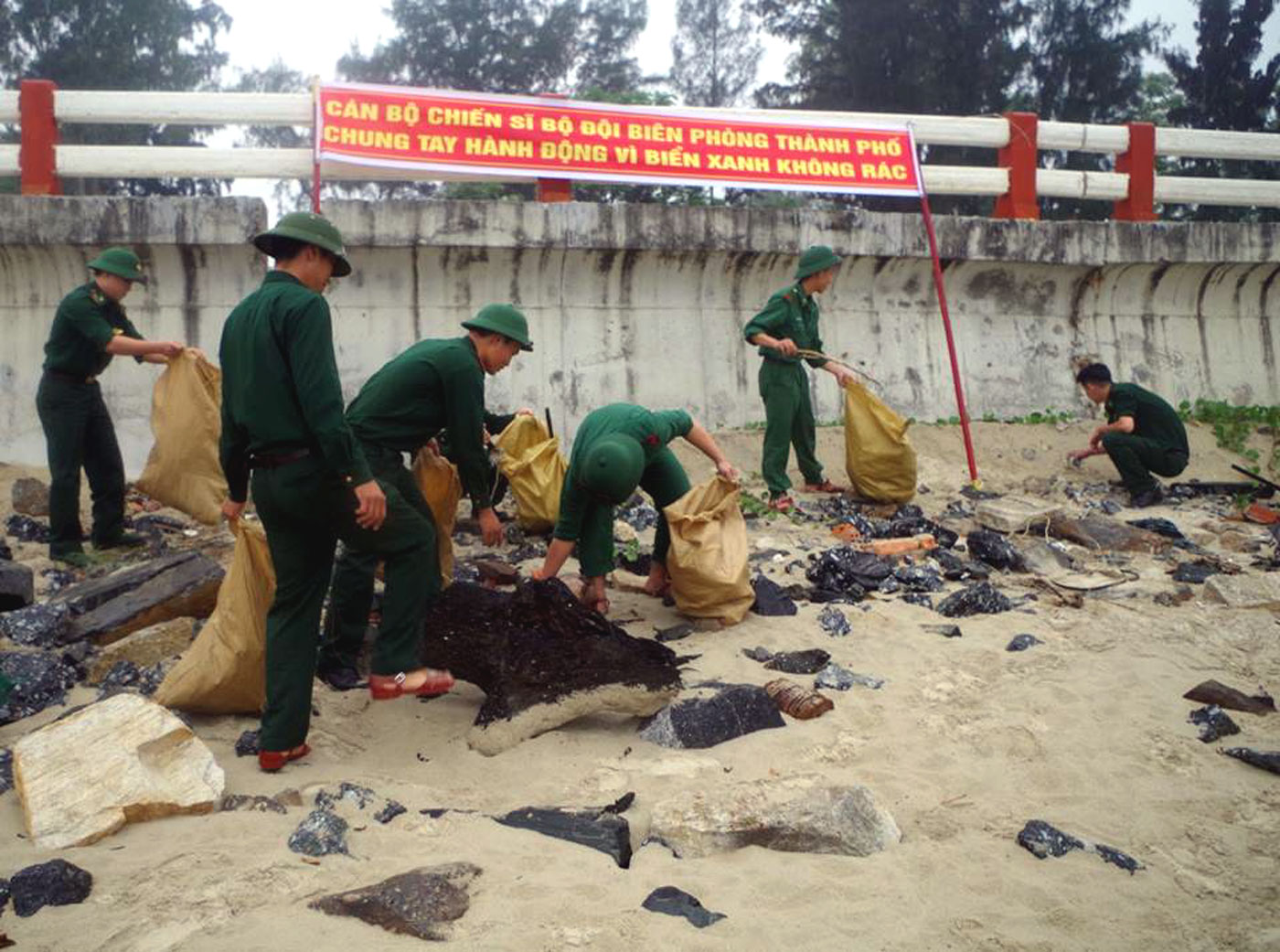 Đoàn Thanh niên Bộ đội biên phòng Đà Nẵng ra quân làm sạch biển