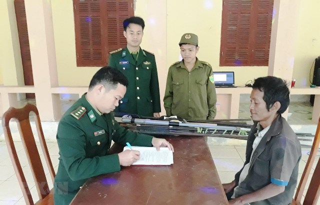 Quảng Bình Người dân tự nguyện giao nộp 13 súng tự chế