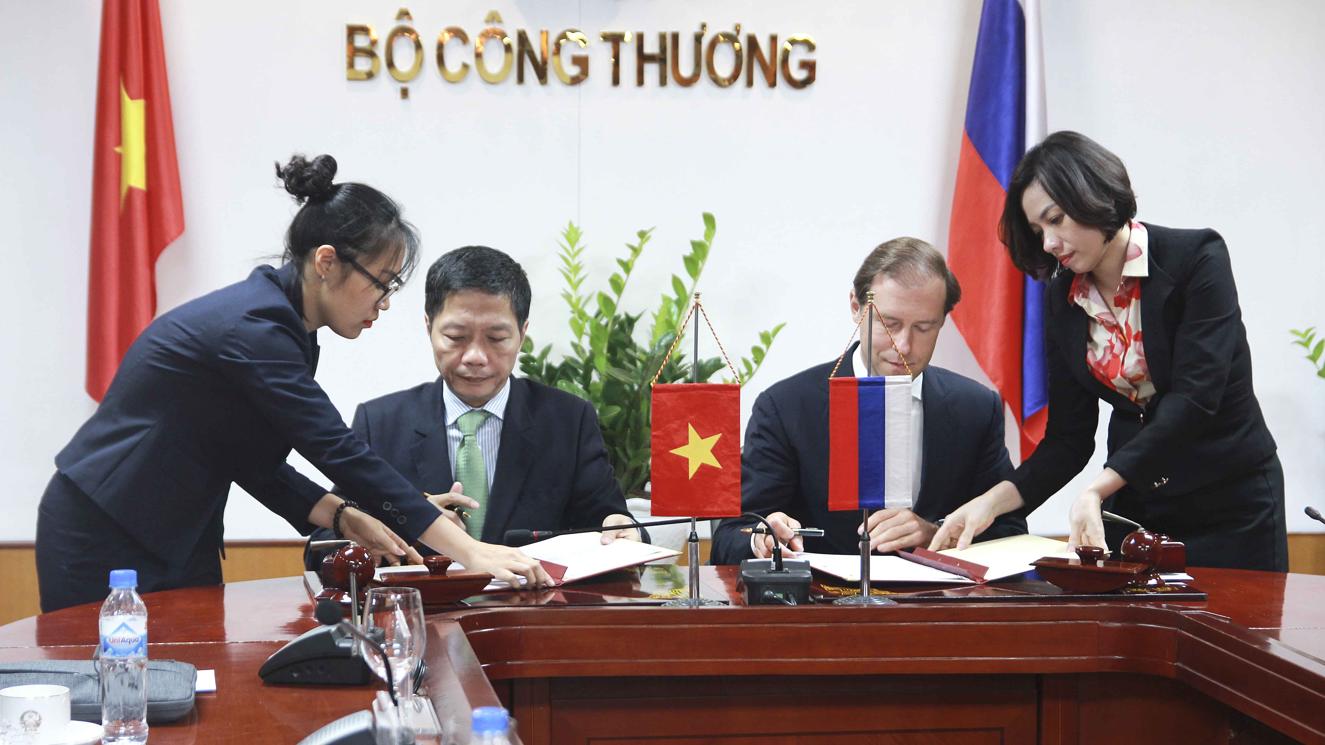 Bộ trưởng Bộ Công Thương Việt Nam tiếp Bộ trưởng Công Thương LB Nga