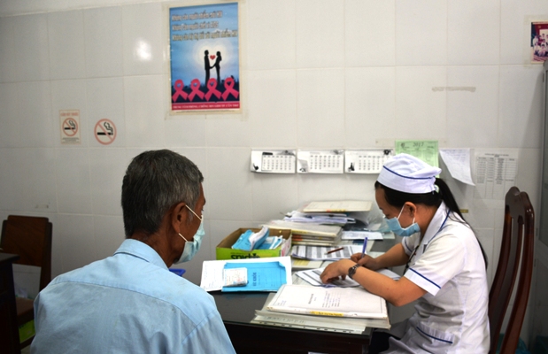 Bảo hiểm y tế Nguồn tài chính bền vững cho những người nhiễm HIV AIDS