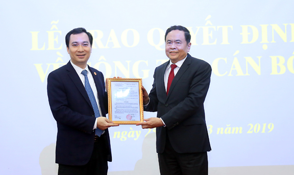 Chủ tịch Ủy ban Trung ương MTTQ Việt Nam Trần Thanh Mẫn trao quyết định công tác cán bộ