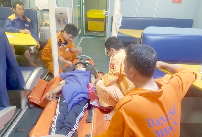 Cấp cứu khẩn cấp thuyền viên tàu cá bị thương nặng