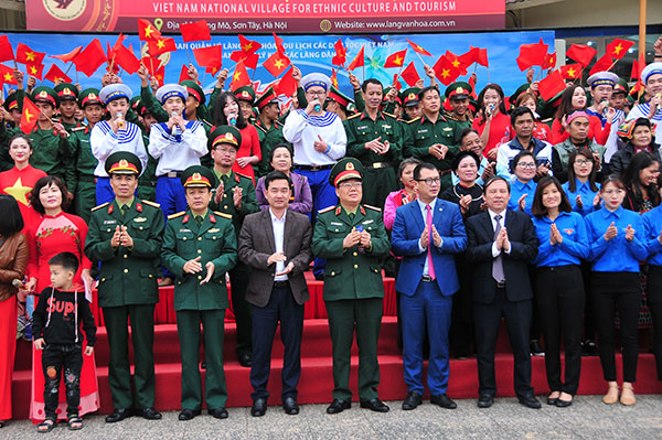 Giao lưu “Biển đảo quê hương từ đất liền yêu thương”