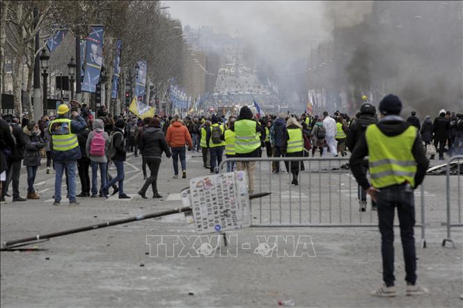 Pháp Biểu tình Áo vàng biến thành bạo lực tại Paris