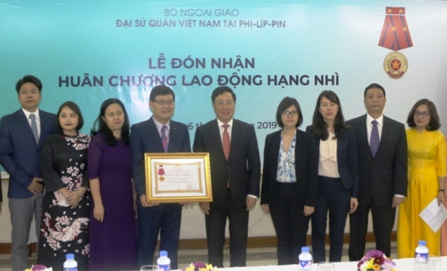 Đại sứ quán Việt Nam tại Philippines đón nhận Huân chương Lao động hạng Nhì
