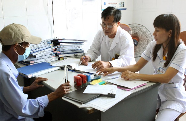 Điều trị thuốc ARV từ nguồn bảo hiểm y tế cho bệnh nhân HIV AIDS