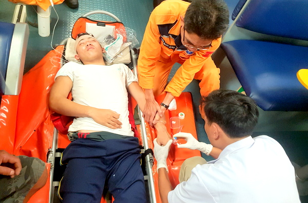 Cấp cứu kịp thời nạn nhân bị tai nạn trên vùng biển phía Nam quần đảo Hoàng Sa