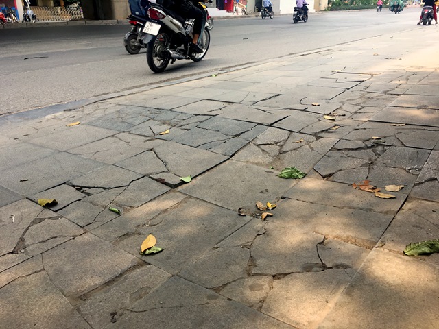 Quận Thanh Xuân Hà Nội  Vỉa hè lát đá mới làm xong đã hư hỏng