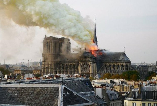 Pháp Nhà thờ Đức Bà Paris bất ngờ bốc cháy dữ dội trong đêm