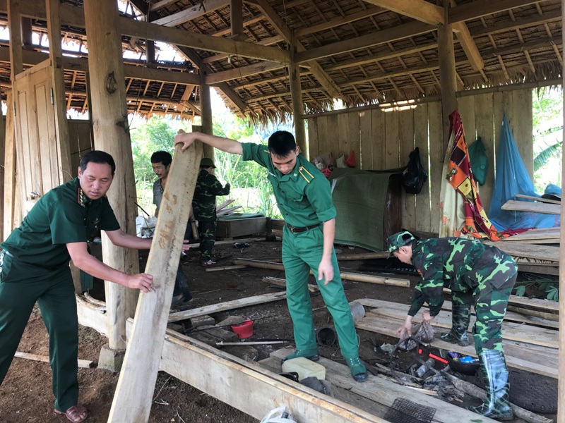 Bộ đội Biên phòng Nghệ An giúp dân khắc phục hậu quả lốc xoáy tại huyện Quế Phong
