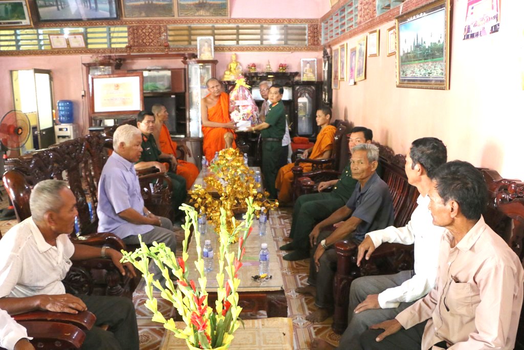 Tặng quà, chúc Tết Chôl Chnăm Thmây của đồng bào Khmer