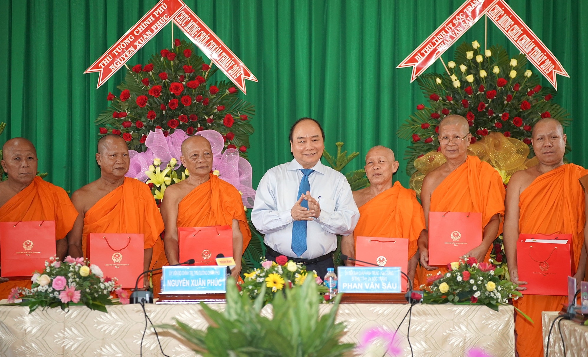 Thủ tướng Nguyễn Xuân Phúc đến thăm, chúc Tết Hội Đoàn kết sư sãi yêu nước tỉnh Sóc Trăng