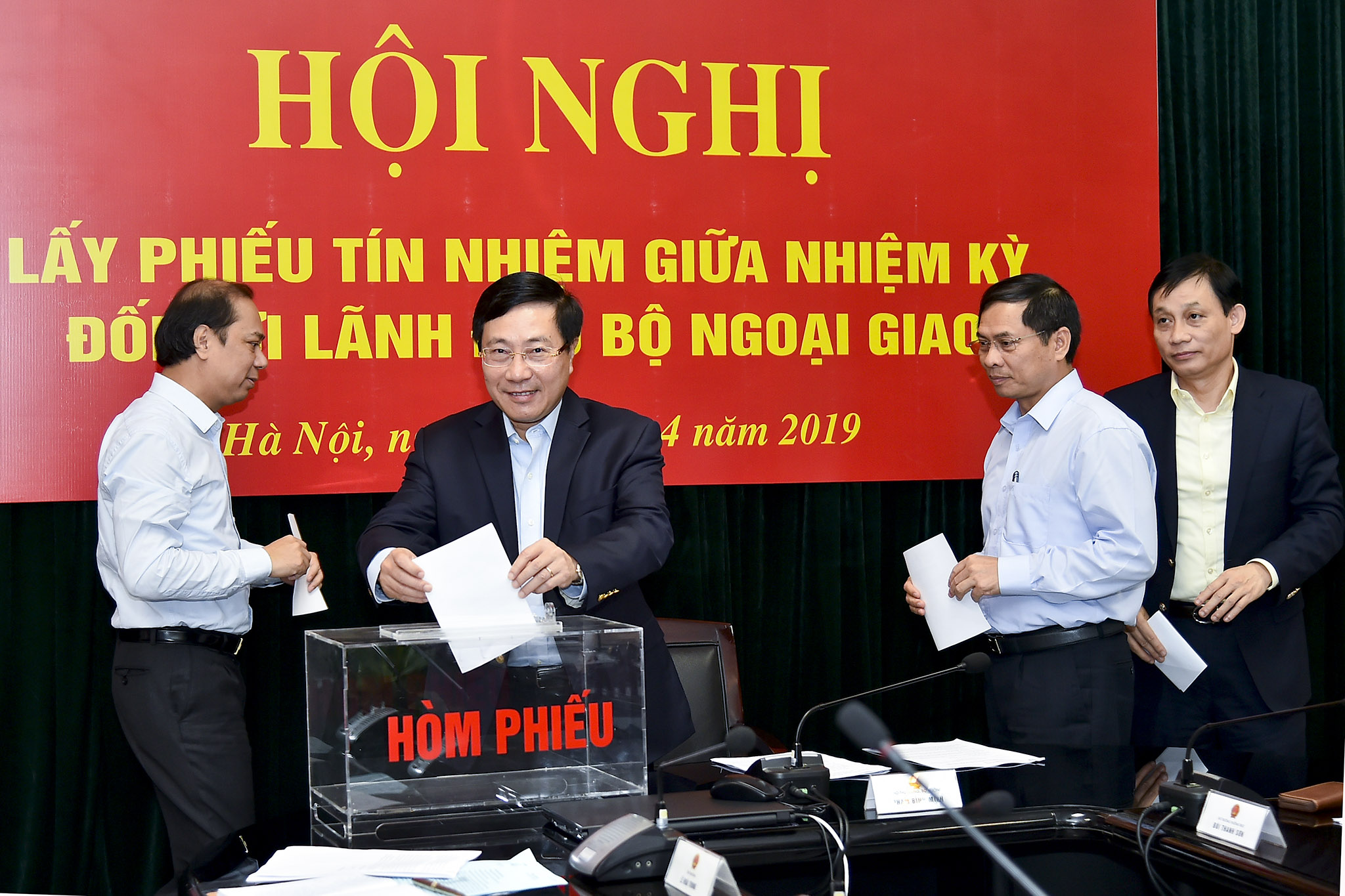 Lấy phiếu tín nhiệm để sử dụng cán bộ tốt hơn